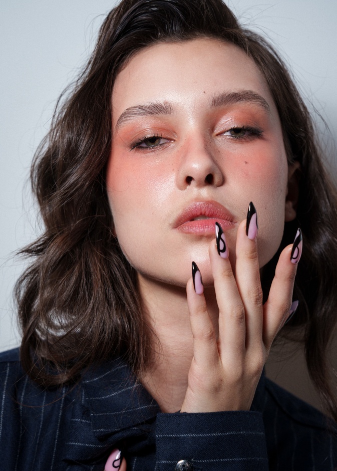 ألوان مناكير زهرية وهندسية من دار Romeo Hunte