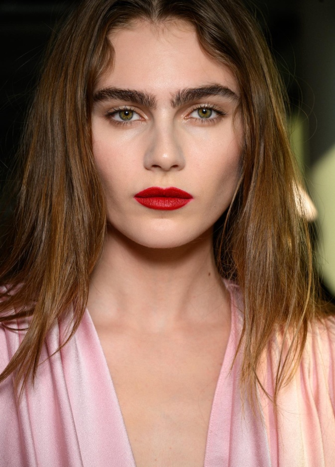  الحواجب السميكة مقابل الرفيعة أيّهما يمنحك إطلالة أكثر توازناً؟