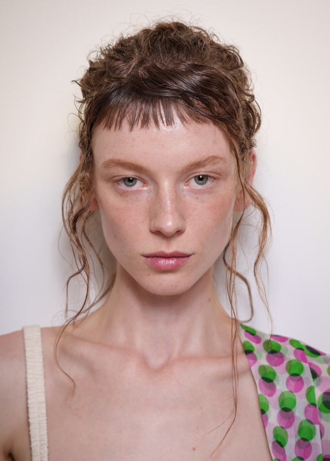 الغرة الأمامية القصيرة مع التسريحات العفوية من دار Dries Van Noten