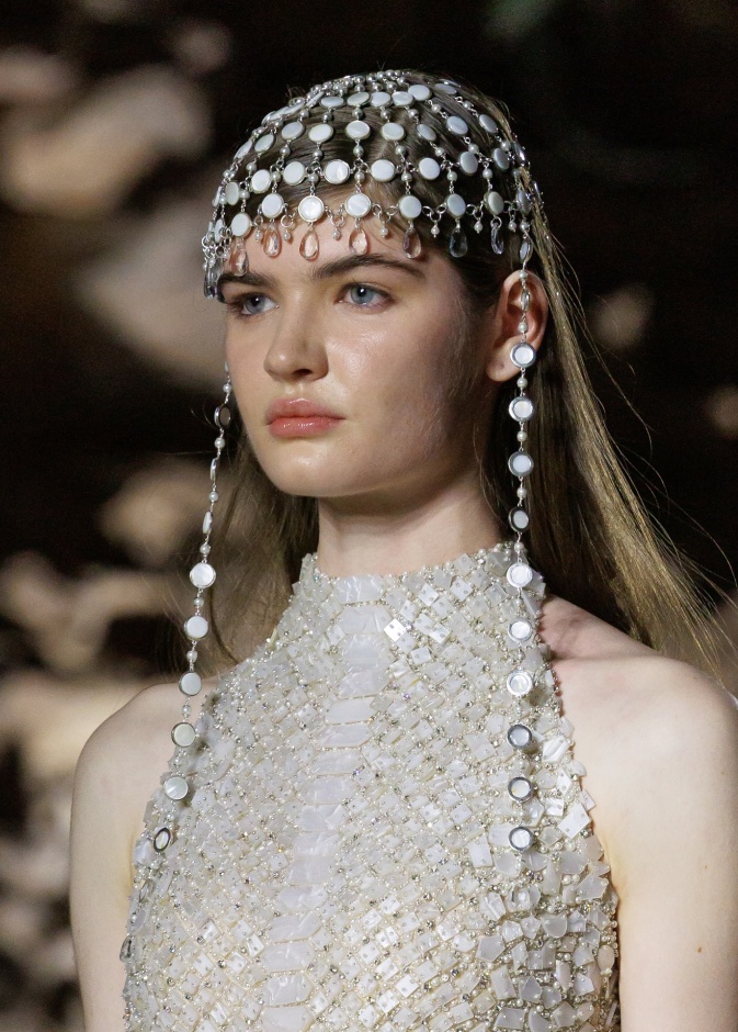  تسريحات الشعر الطبيعية مع السلاسل في مجموعة وعد العقيلي