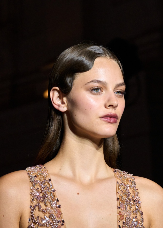 تسريحات الشعر المصفصفة مع الغرة المتموجة بأسلوب Zuhair Murad