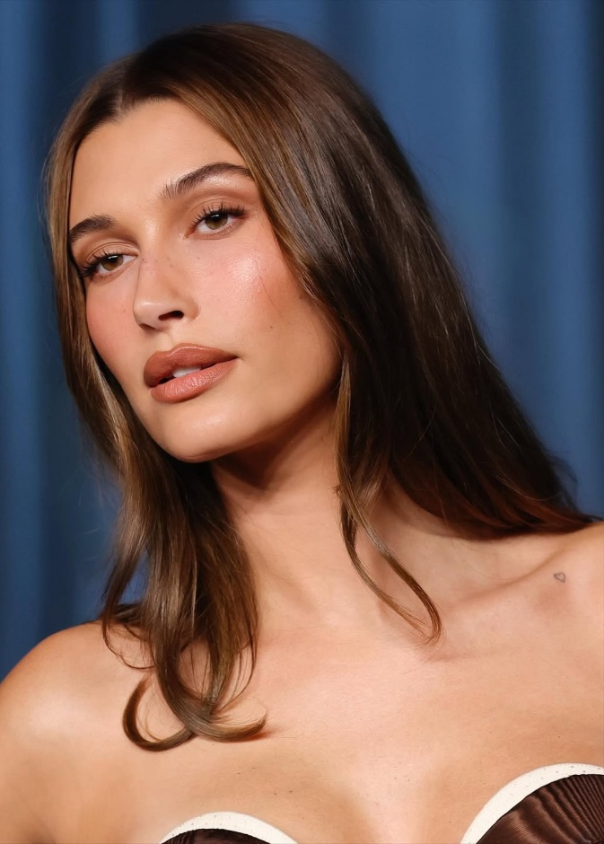 رسمات المكياج البني الشوكولا الفاتح بأسلوب  Hailey Bieber