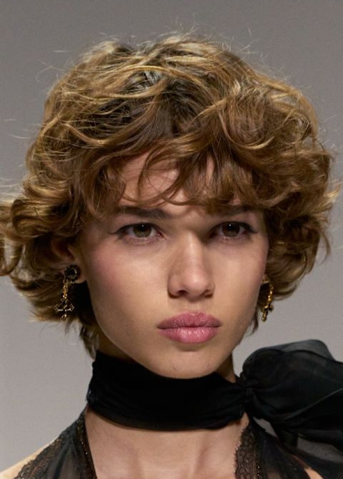 عارضة دار Dolce Gabbana من أسبوع الموضة الباريسي 2025