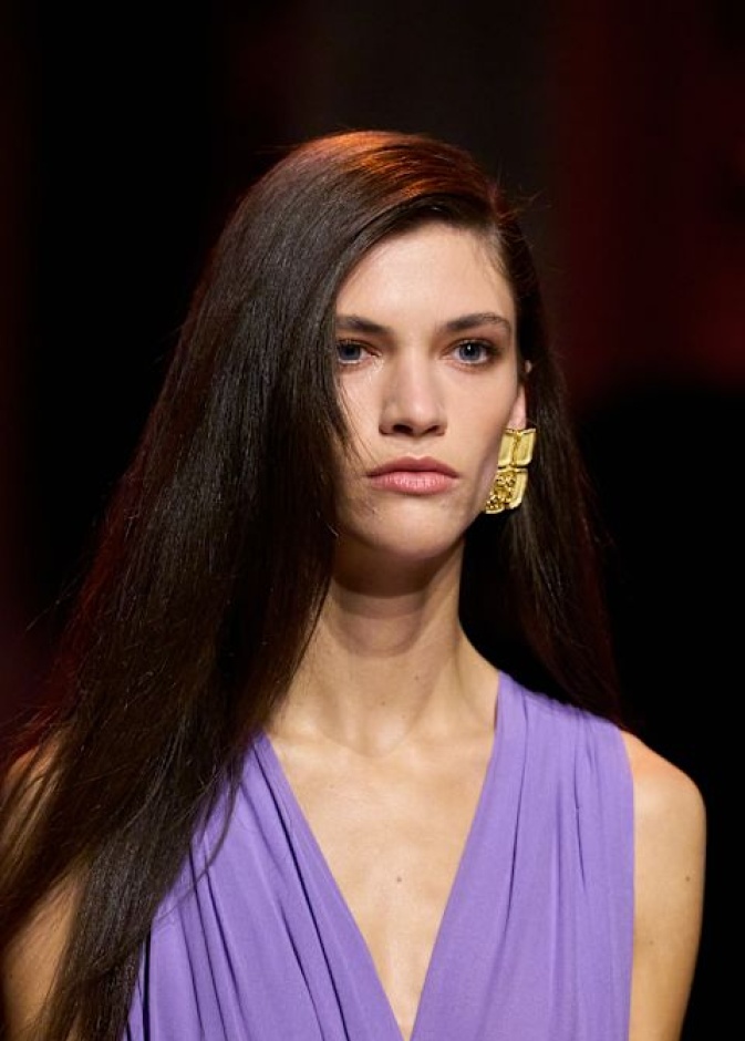عارضة دار Elie Saab