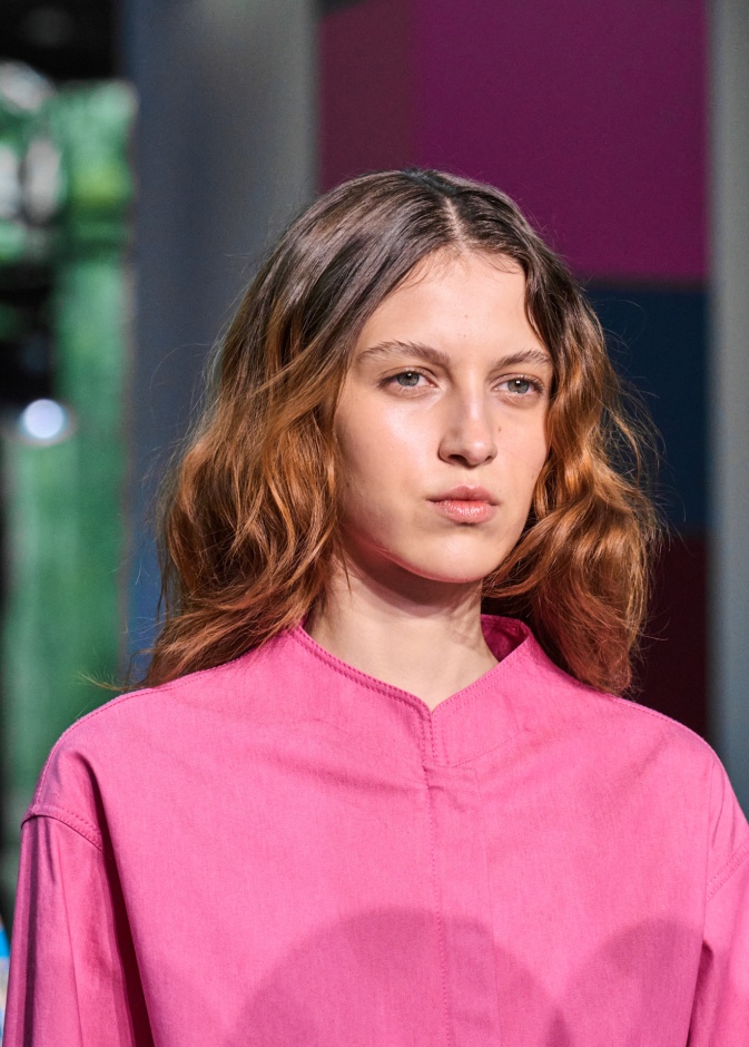 كيف تعتنين ببشرتك وشعرك بأمان في الشهر الوردي؟