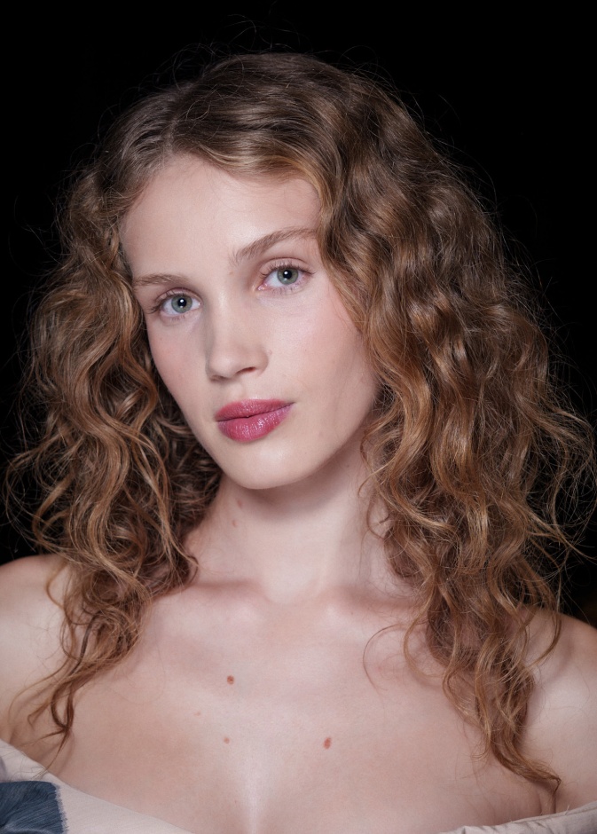 مستحضرات مكياج وردي للتعبير عن التضامن مع محاربات سرطان الثدي في شهر اكتوبر