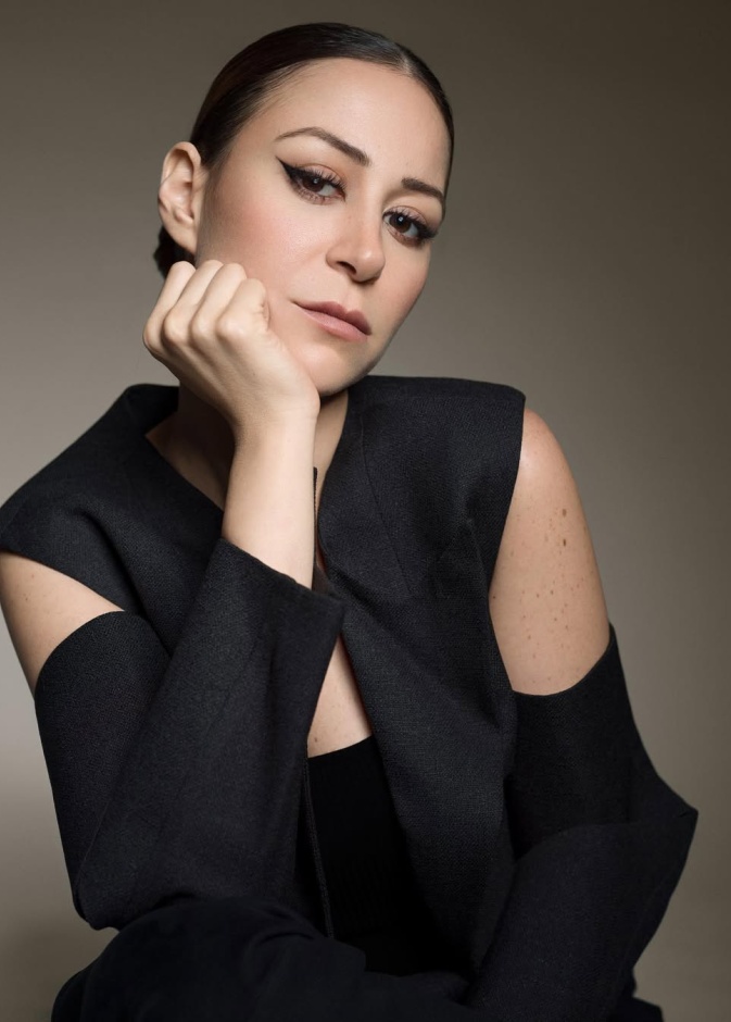 إطلالات ملهمة من العروس منة شلبي في المكياج والشعر للمرأة العصرية