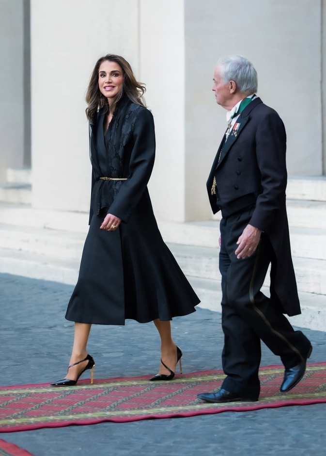 Q. إطلالات الملكة رانيا بالأسود تجسّد الأناقة الملكية الهادئةueen Rania