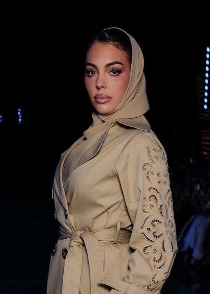 إطلالات جمالية ملهمة من اليوم الثاني والثالث لأسبوع الموضة في الرياض 2025 بينهن جورجينا رودريغز