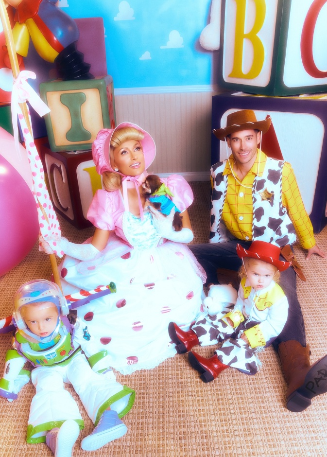  باريس هيلتون بجلسات تصوير عائلية مبتكرة