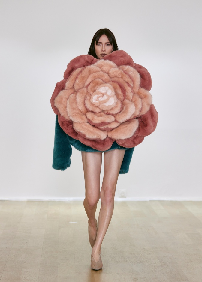 أفكار أزياء تنكرية للهالووين من مجموعات خريف 2025