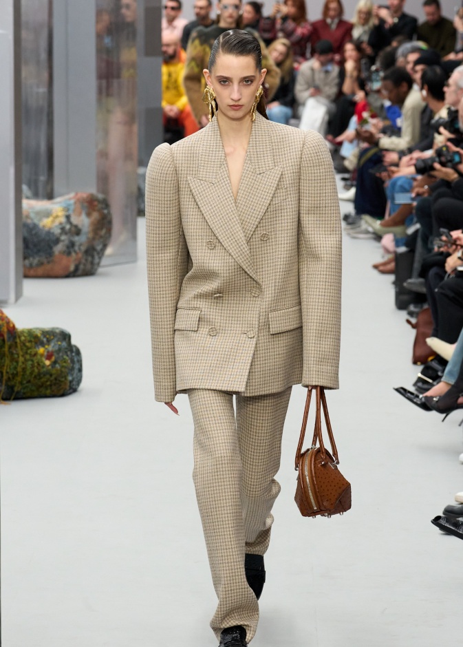 بدلة الريترو مع اكتاف البطانة من Acne 