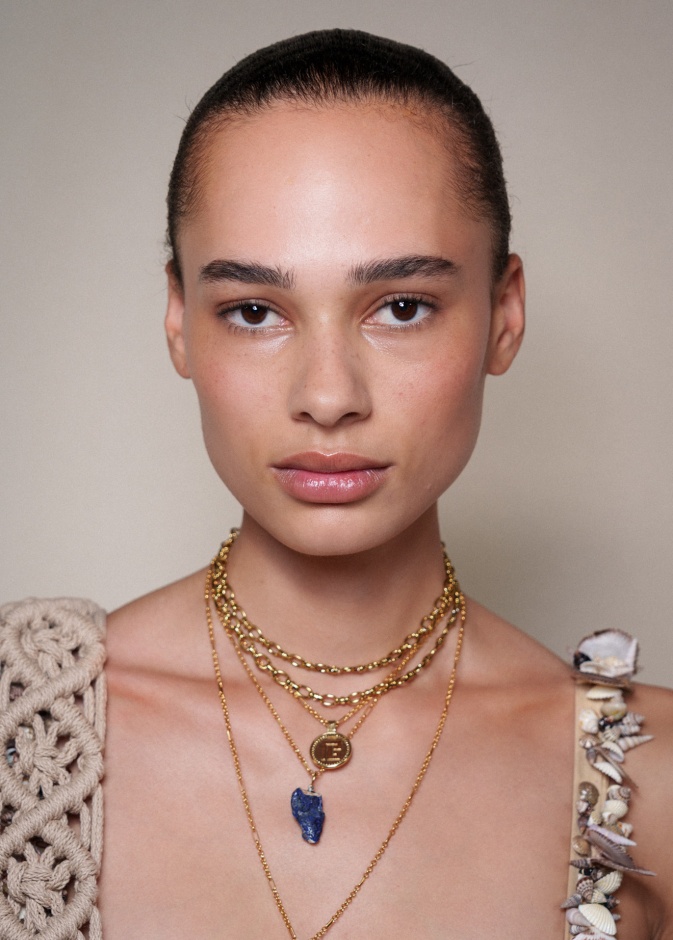 جرأة المكياج البرونزي والتسريحات المميزة في عروض الموضة لربيع 2026