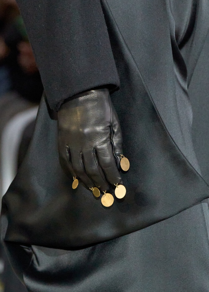 قفزات سوداء مزينة بأشكال معدنية من Burc Akyol