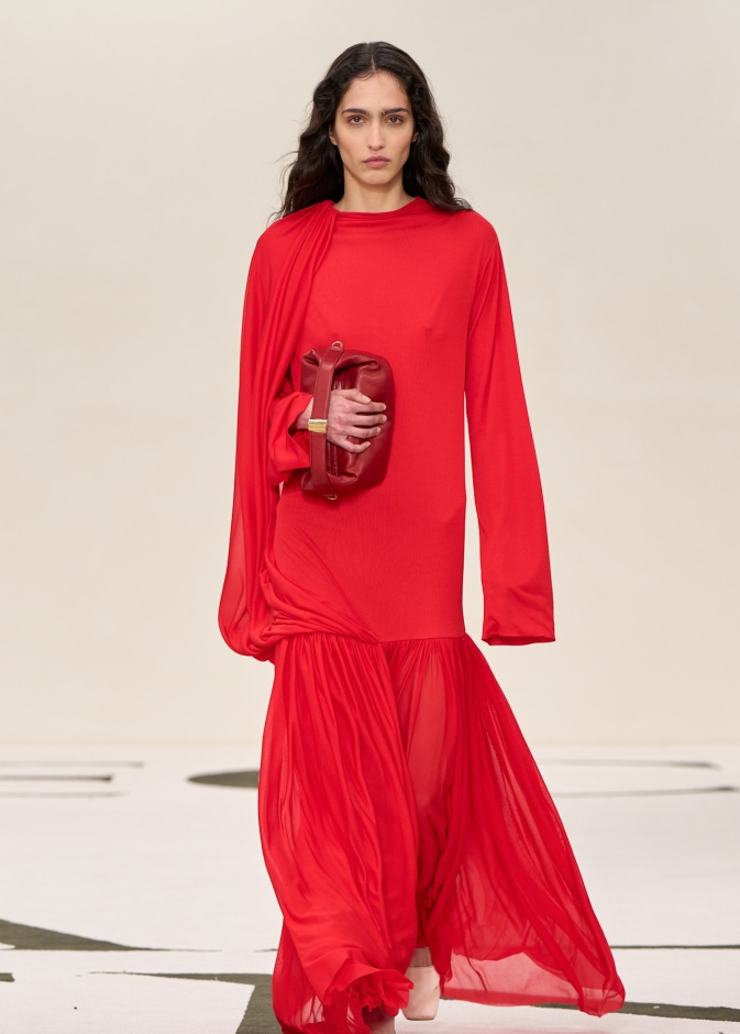 الأحمر  لمسة من الشغف تضيء إطلالتك هذا الموسم