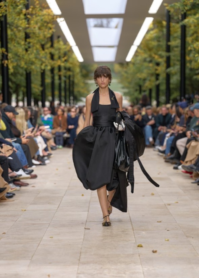 استمرارية الأناقة بروحها الباريسية في مجموعة Celine ربيع وصيف 2026 للملابس الجاهزة