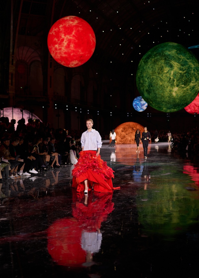 أسبوع باريس للأزياء ربيع 2026 بين الرؤى الإبداعية الجديدة والإرث على المحك: من رسم المستقبل ومن تعثّر أمامه؟