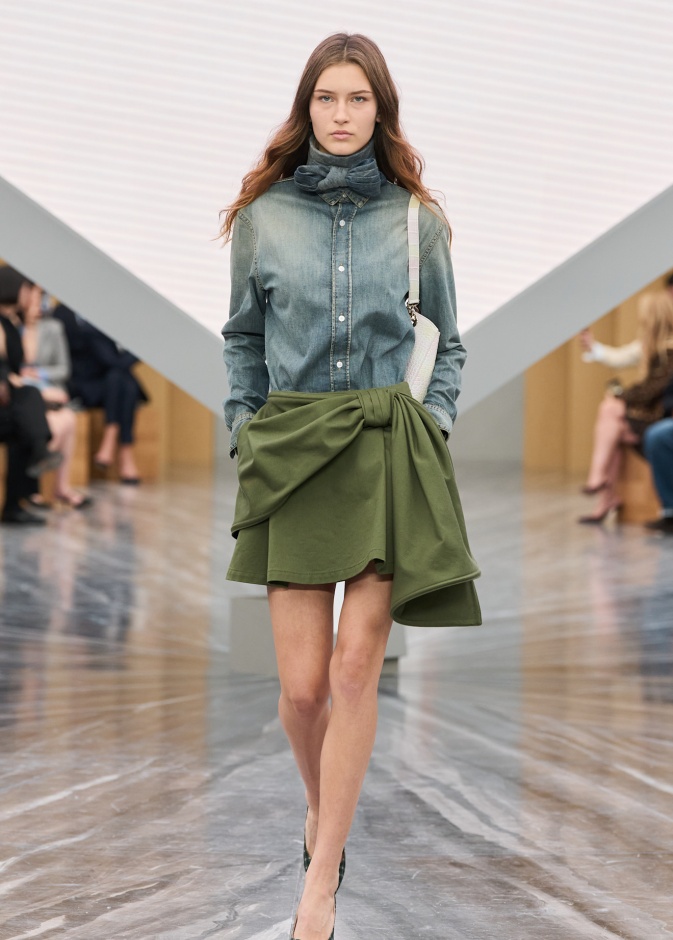 إطلالات بطابع الستينات من Christian Dior