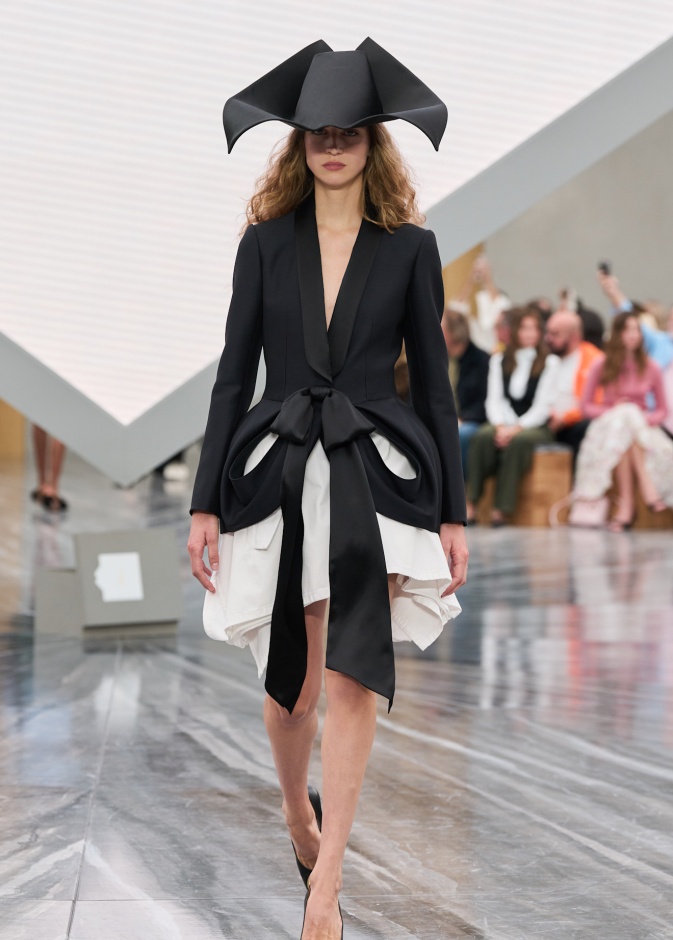 بين الإرث والشرارة: أندرسون يعيد كتابة هوية Dior في مجموعة ربيع وصيف 2026