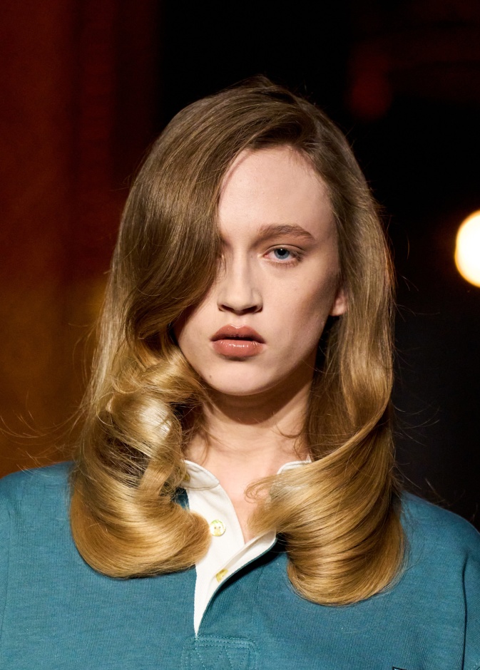 تسريحات تتناسب مع الشعر الطويل إطلالة راقية وجذابة