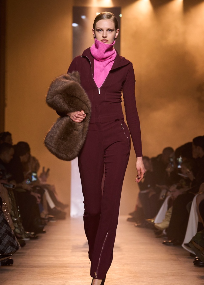 جمبسوت باللون البرغندي من Elie Saab