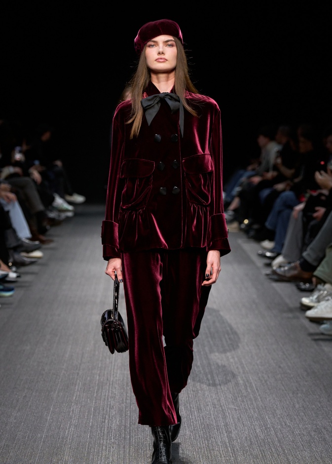 من مجموعة الأزياء الجاهزة امبوريو أرماني لخريف وشتاء 2025