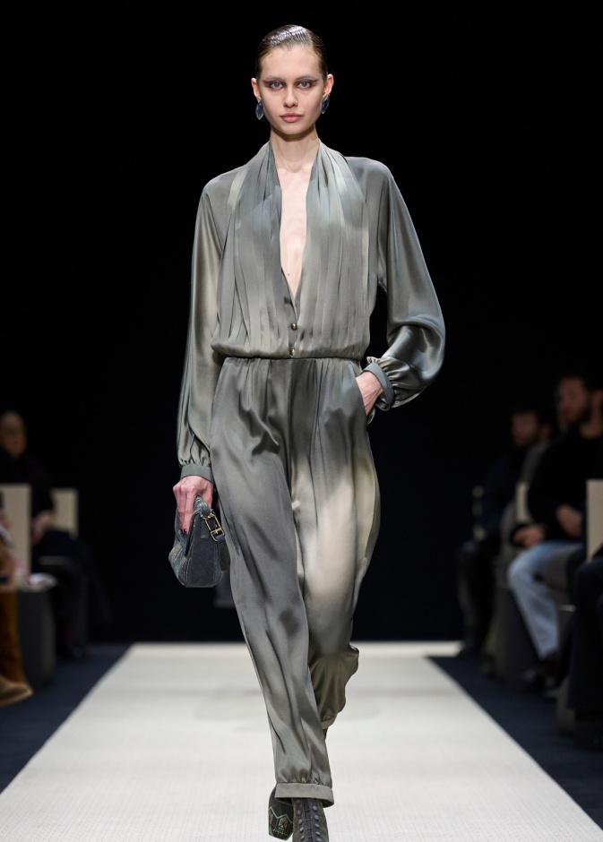 إطلالة بأسلوب المونوكروم باللّون الرمادي من Giorgio Armani