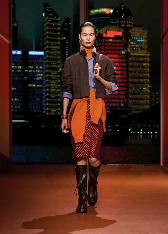 التنورة التي تصل إلى الركبة... رمز الأناقة المتزنة