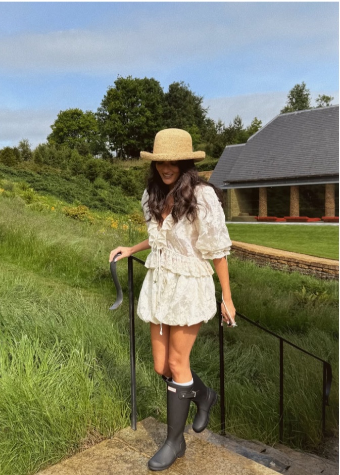 القبعة رفيقة النجمات في الخريف