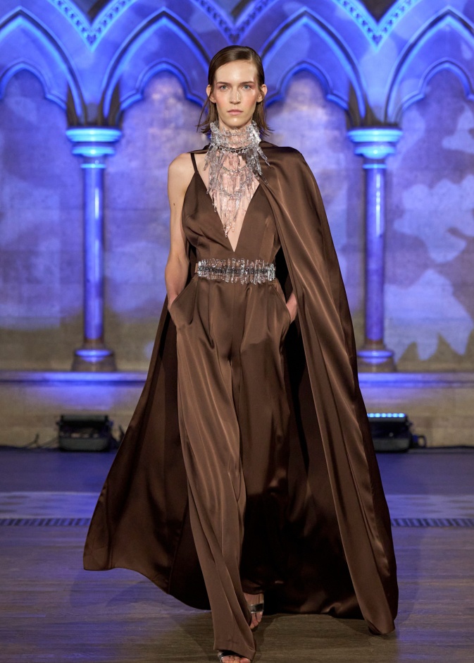 الجمبسوت البني يتصدّر من جديد اطلالات الخريف