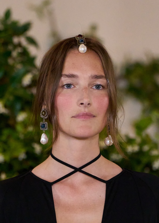 أكسسوارات كريستالية ومميزة في اطلالات الخريف