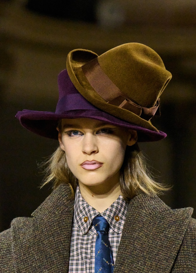 قبعة بتصميم غريب وعصري من Kronthaler Westwood