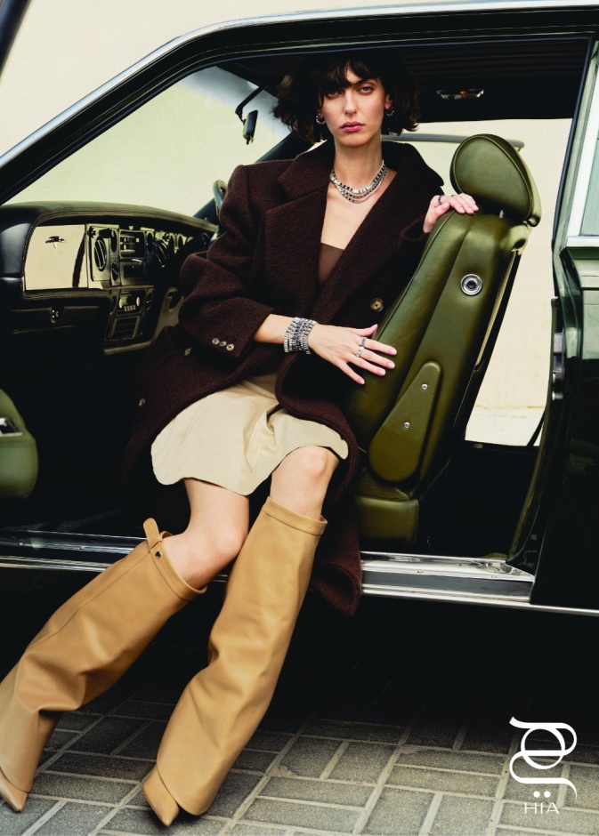 جاكيت وتنورة من "لاكوست" LACOSTE  بودي سوت من "لايميه" LIMÉ  حذاء عالٍ من "جيا بورغيني" GIA BORGHINI  المجوهرات من مجموعة AUTOMNE من APM MONACO