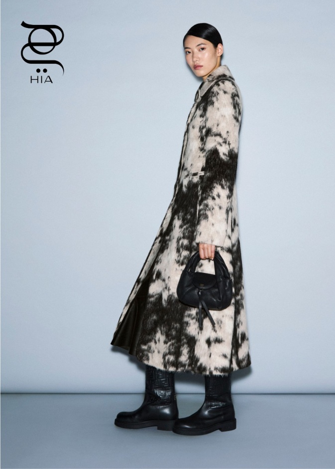 معطف صوفي باللونين الأسود والأبيض،  حقيبة “ميني سباي" Mini Spy باللون الأسود، وحذاء “فيلو” Filo، جميعها من “فندي" Fendi