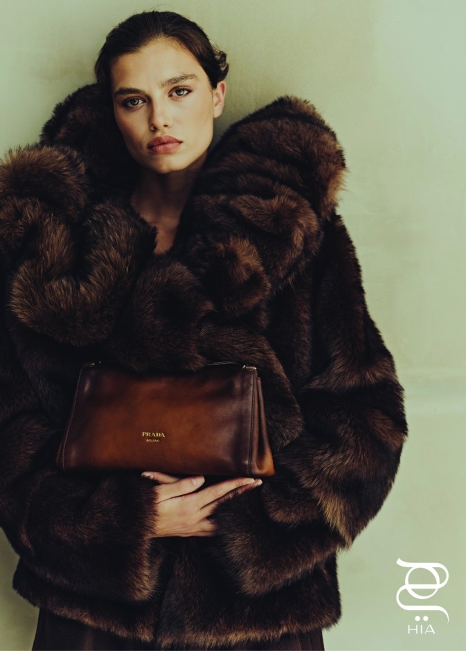 سترة صوفية "شيرلينغ" shearling، وحقيبة "تمولت" Tumulte، جميعها من "برادا" Prada