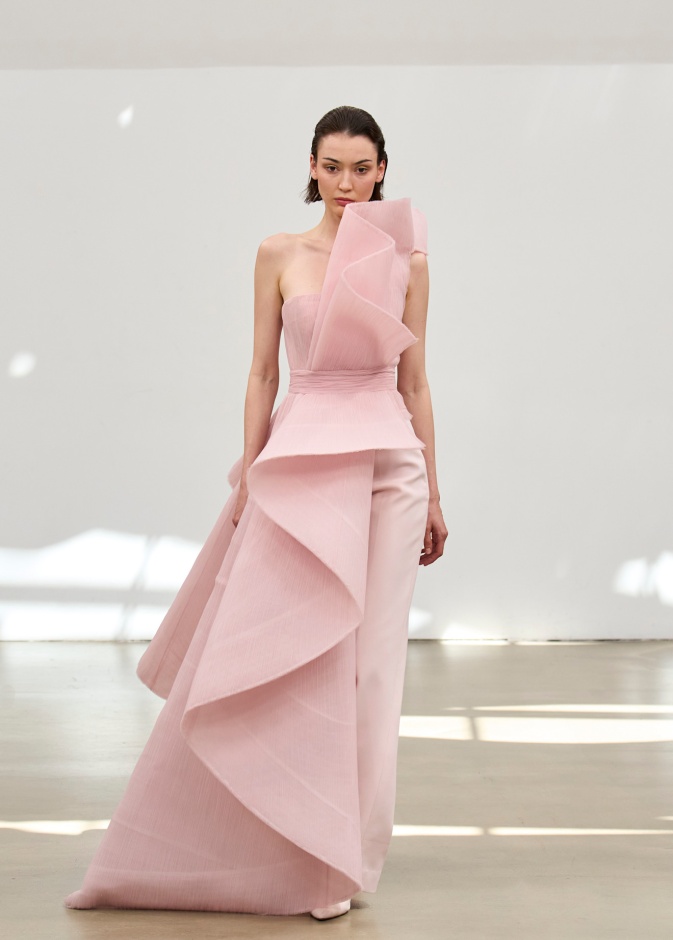 صيحة الفساتين الزهرية الفاتحة في الخريف دعماً لحملة التوعية من سرطان الثدي