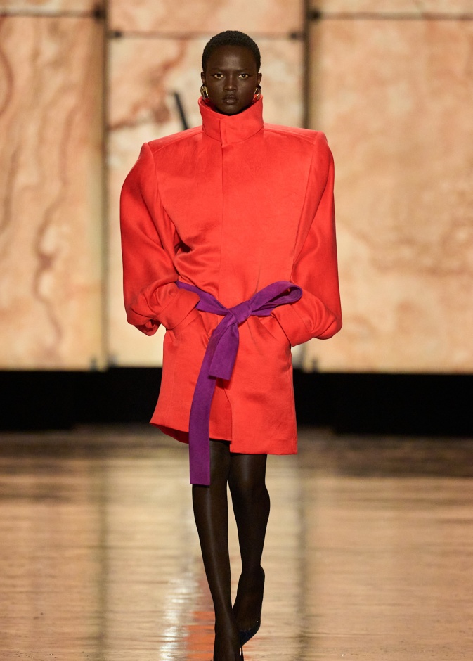 من مجموعة الأزياء الجاهزة سان لوران لخريف وشتاء 2025