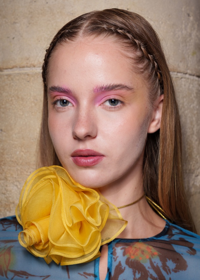 صيحات جمالية لا تنسى ورسمات عيون جريئة مع ختام أسبوع الموضة في باريس لربيع 2026