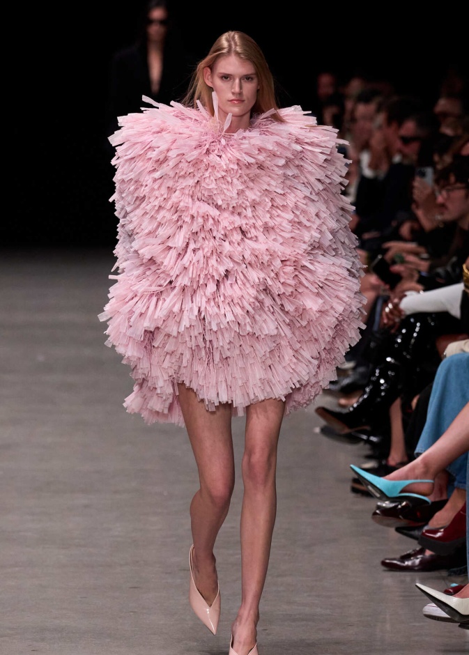 أزياء Stella Mccartney تعيد موضة الريش الى عالم الألبسة الجاهزة لصيف 2026