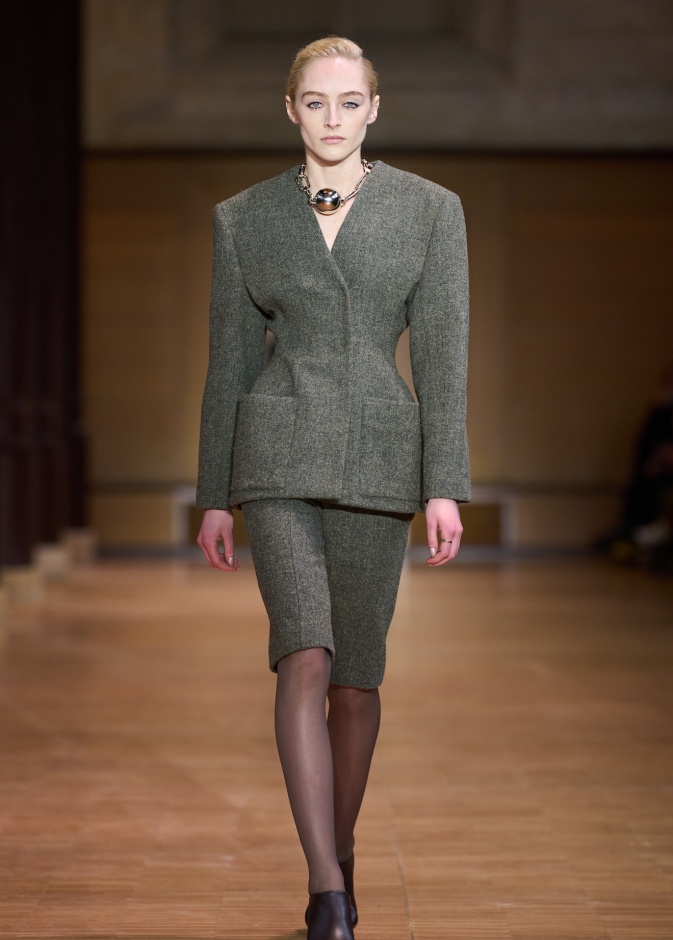 موضة البرمودا مع البلايزر ترسم إتجاهات جديدة في الأناقة