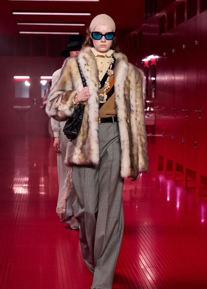 جاكيت فرو أنيق من تصميم Valentino 