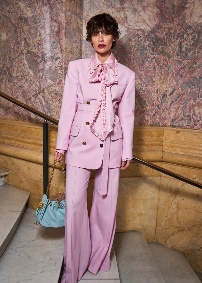 الوردي الناعم... ترف الأنوثة ورسالة أمل