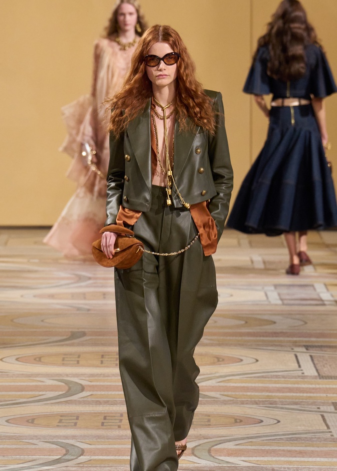 موضة السراويل الواسعة عنوان أناقتك المشرقة في الخريف