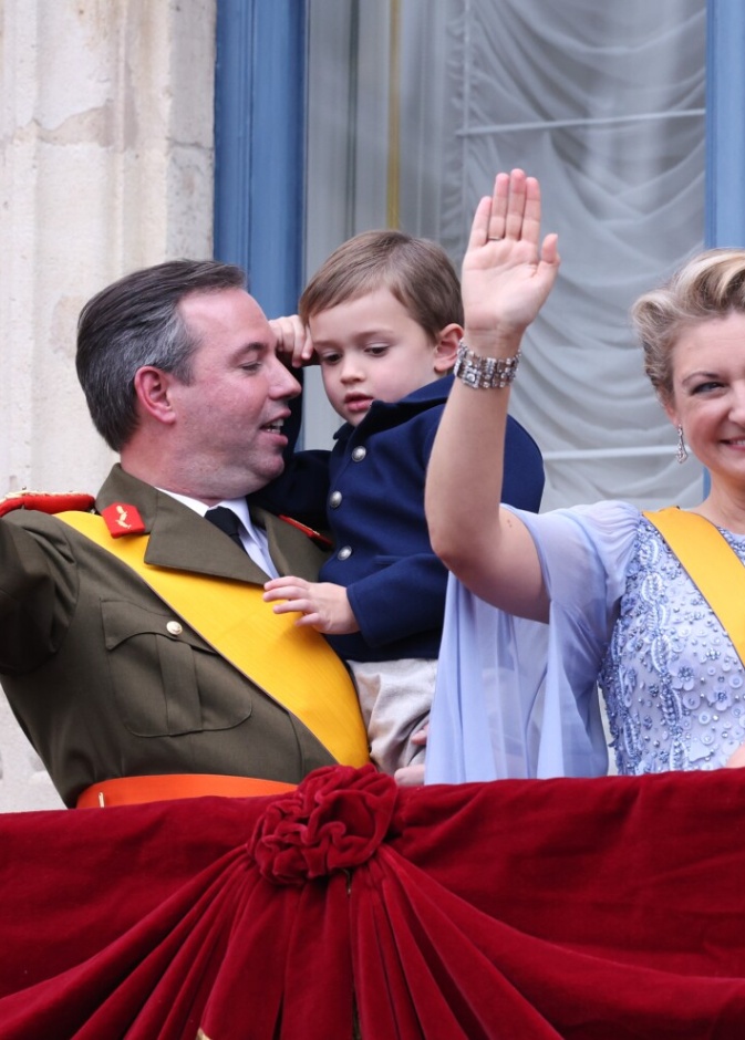 الدوقة ستيفاني تتألق بجانب الدوق غيوم في ظهور احتفالي آسر