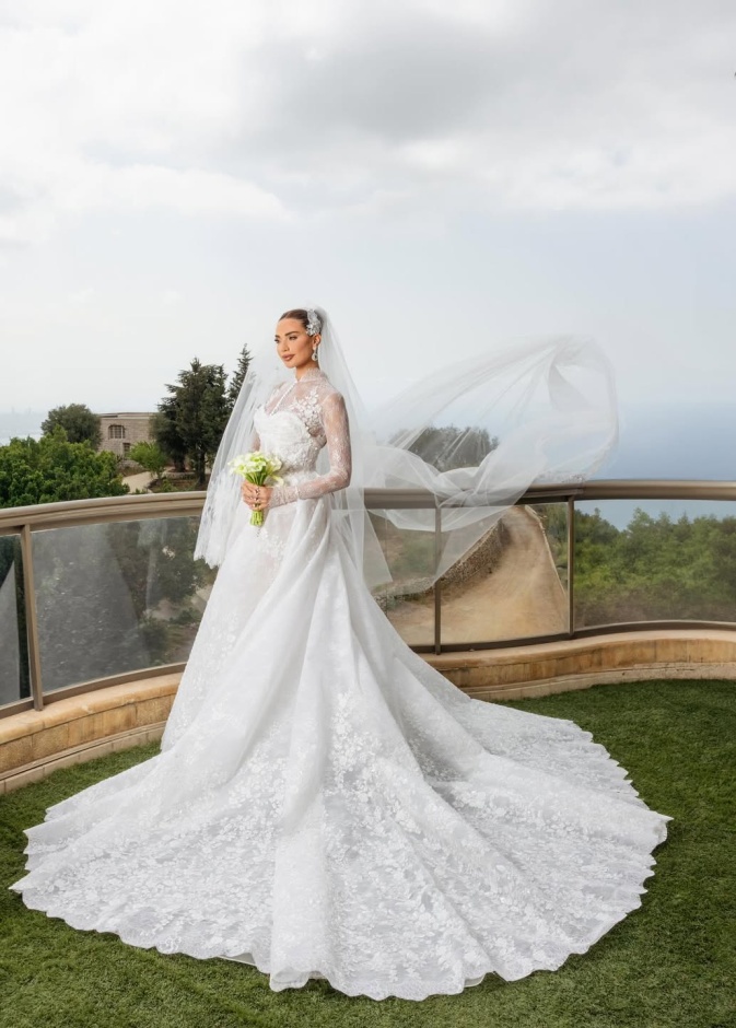 إطلالة داليدا خليل في حفل زفافها