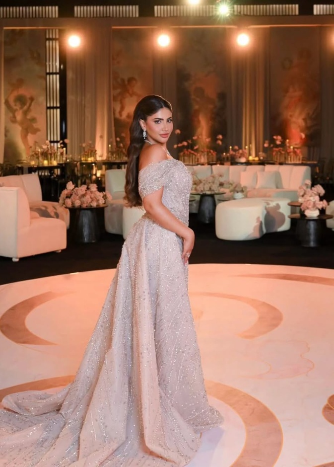 نور ستارز بفستان ملكي ابيض