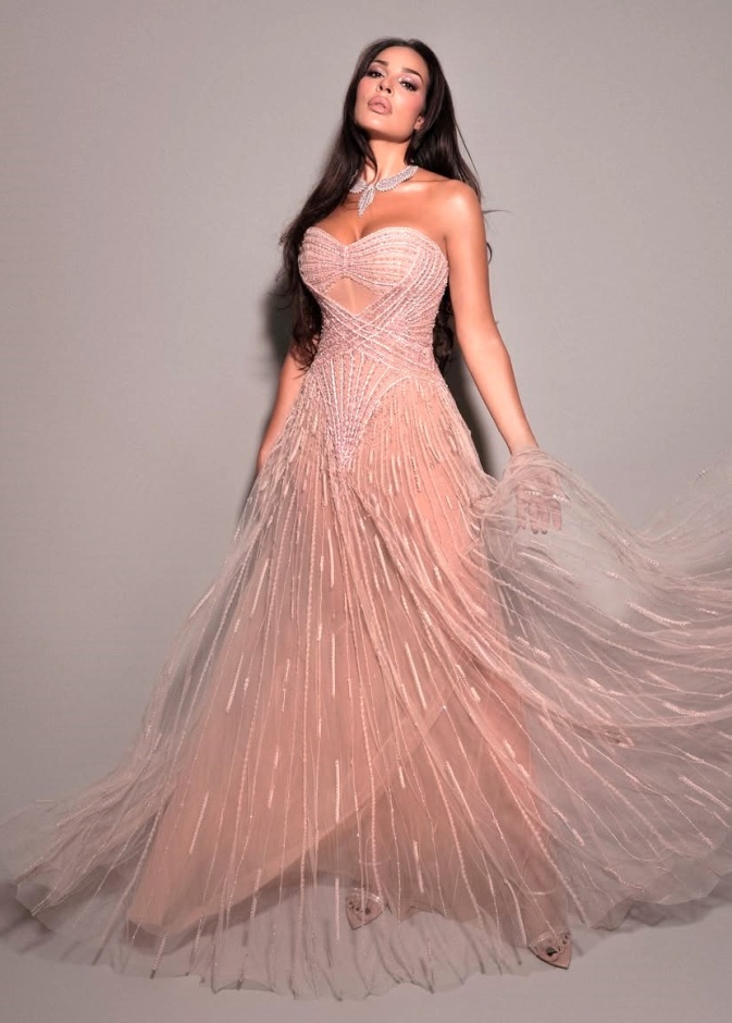 نادين نجيم بفستان وردي عرائسي