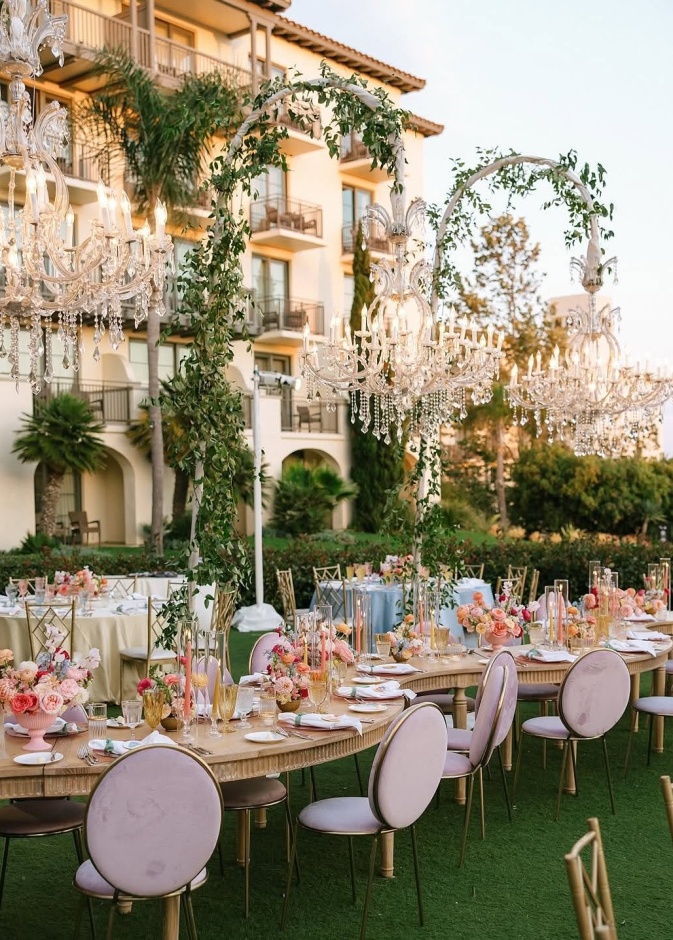 زينة ثريات كريستال فاخرة- الصورة من صفحة Grace Ormonde Wedding Style  على انستغرام
