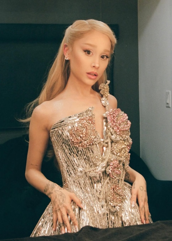 أريانا غراندي أعلنت عن استخدامها تقنية شد الوجه بالخيوط الذهبية