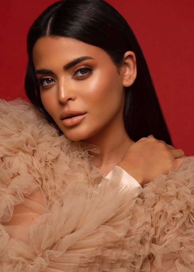 أسماء جلال تفضل تناول العصير الأخضر